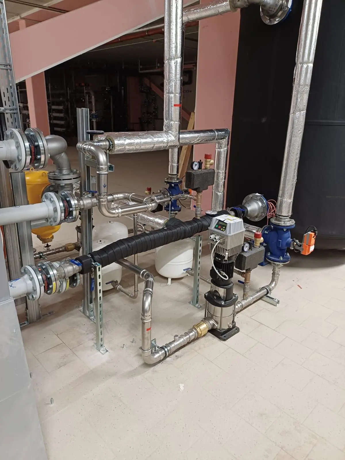Industriewärmepumpe mit Rohrleitungssystem, Pumpen und Ventilen in einem Wäschereibetrieb