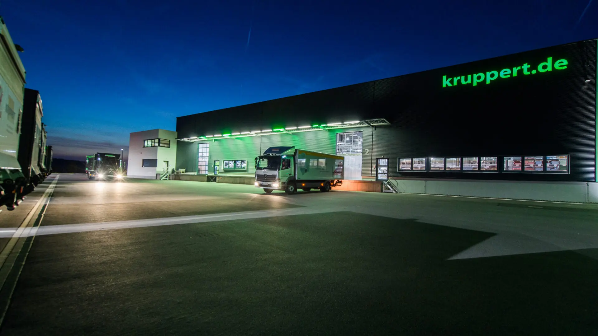 Wäscherei Kruppert Hünfeld bei Nacht mit Lieferfahrzeugen – Referenzprojekt S-Tec GmbH