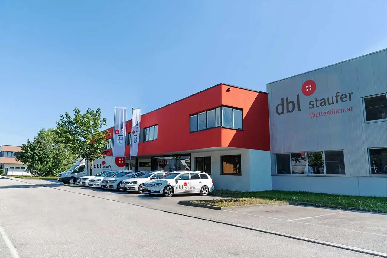 Gebäude der dbl staufer Miettextilien – Referenzprojekt industrielle Wäscherei S-Tec GmbH
