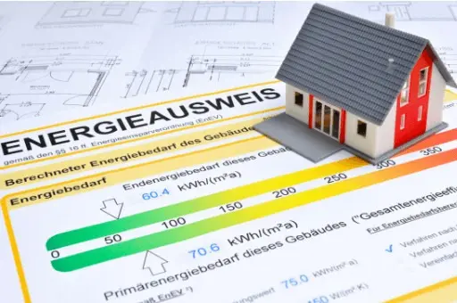 Energieausweis mit Energieeffizienzskala und Hausmodell